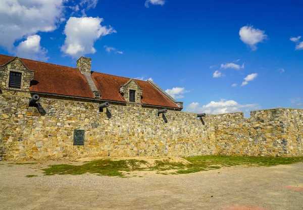 ニューヨーク州北部の歴史あるタイコンデロガ砦の外壁と大砲 タイコンデロガ砦 Fort Ticonderoga 旧カリヨン砦 アメリカ合衆国ニューヨーク州北部にあるフランス軍によって建設された18世紀の大規模な星の砦である — ストック写真