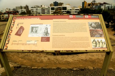 LIMA, Peru - 29 Eylül 2016: Lima, Peru 'daki Huaca Huallamarca arkeolojik alanı. Ünlü mumya müzesi tarafından iyi bilinen bir piramit basamağı.