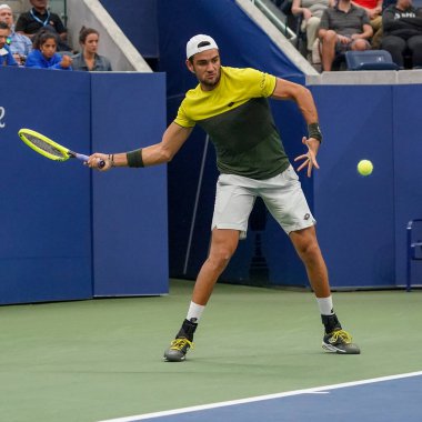 NEW YORK - SEPTEMBER 2, 2019: İtalyan profesyonel tenisçi Matteo Berrettini, 2019 ABD Açık 16 raundluk maçında Billie Jean King Tenis Merkezi 'nde Andrey Rublev' e karşı oynadı. 