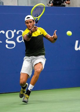 NEW YORK - SEPTEMBER 2, 2019: İtalyan profesyonel tenisçi Matteo Berrettini, 2019 ABD Açık 16 raundluk maçında Billie Jean King Tenis Merkezi 'nde Andrey Rublev' e karşı oynadı. 