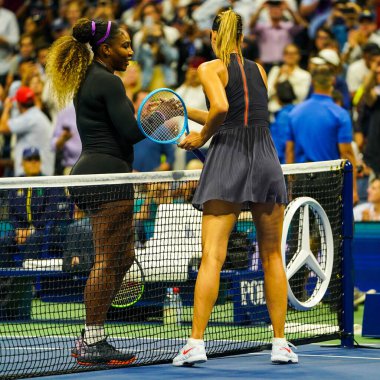 NEW YORK - 26 AUGust 2019: Rusya Grand Slam Şampiyonu Maria Sharapova, Billie Jean King Ulusal Tenis Merkezi 'nde oynanan 2019 ABD Açık ilk tur karşılaşmasının ardından Serena Williams' ı zaferle kutladı.