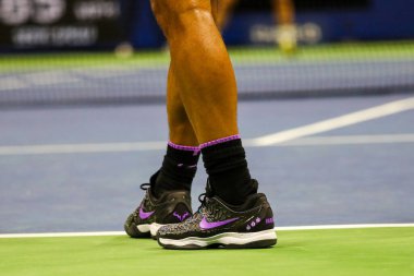NEW YORK - 27 AĞUSTOS 2019 ABD Açık ilk tur maçında İspanya şampiyonu Rafael Nadal, New York 'taki Ulusal Tenis Merkezi' nde özel Nike tenis ayakkabıları giyer.