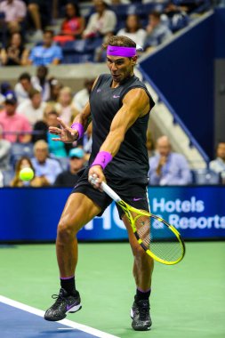 NEW YORK - 27 AĞUSTOS 2019 ABD Açık ilk tur karşılaşması sırasında New York 'taki Billie Jean King Ulusal Tenis Merkezi' nde İspanya şampiyonu Rafael Nadal