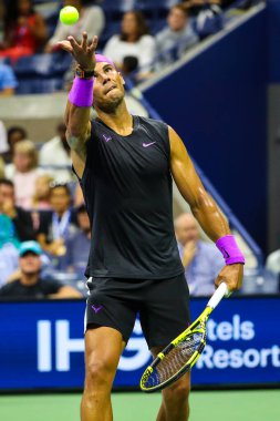 NEW YORK - 27 AĞUSTOS 2019 ABD Açık ilk tur karşılaşması sırasında New York 'taki Billie Jean King Ulusal Tenis Merkezi' nde İspanya şampiyonu Rafael Nadal