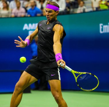 NEW YORK - 27 AĞUSTOS 2019 ABD Açık ilk tur karşılaşması sırasında New York 'taki Billie Jean King Ulusal Tenis Merkezi' nde İspanya şampiyonu Rafael Nadal