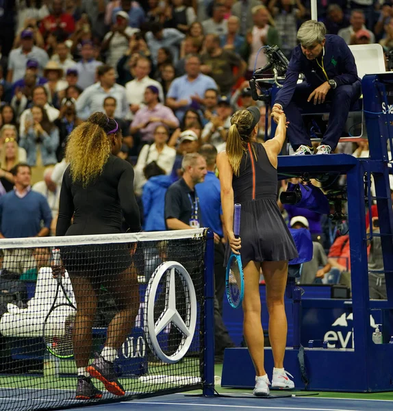 NEW YORK - 26 AUGust 2019: Rusya Grand Slam Şampiyonu Maria Sharapova, Billie Jean King Ulusal Tenis Merkezi 'nde oynanan 2019 ABD Açık ilk tur karşılaşmasının ardından Serena Williams' ı zaferle kutladı.