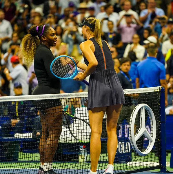 NEW YORK - 26 AUGust 2019: Rusya Grand Slam Şampiyonu Maria Sharapova, Billie Jean King Ulusal Tenis Merkezi 'nde oynanan 2019 ABD Açık ilk tur karşılaşmasının ardından Serena Williams' ı zaferle kutladı.