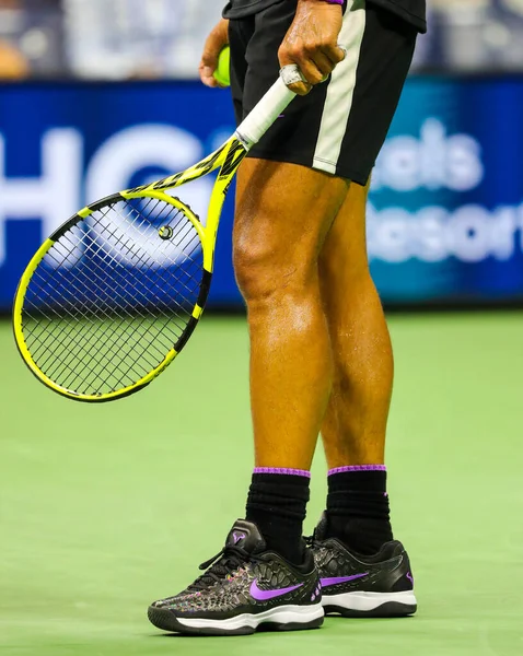 ニューヨーク 2019年8月27日 18時間グランドスラムのチャンピオンスペインのラファエル ナダルは 2019年米国の間にカスタムナイキのテニスシューズを身に着けていますニューヨークのナショナルテニスセンターで最初のラウンドの試合を開きます — ストック写真