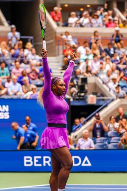 NEW YORK - 1 Eylül 2019: Grand Slam şampiyonu Serena Williams, Billie Jean King Ulusal Tenis Merkezi 'nde oynanan 2019 Amerika Açık karşılaşması sonrasında zaferini kutladı 