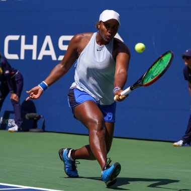 NEW YORK - 31 AUGust 2019: ABD 'li profesyonel tenisçi Taylor Townsend Billie Jean King Ulusal Tenis Merkezi' nde oynadığı 2019 ABD Açık üçüncü tur müsabakasında