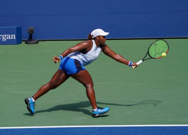 NEW YORK - 31 AUGust 2019: ABD 'li profesyonel tenisçi Taylor Townsend Billie Jean King Ulusal Tenis Merkezi' nde oynadığı 2019 ABD Açık üçüncü tur müsabakasında