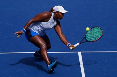 NEW YORK - 31 AUGust 2019: ABD 'li profesyonel tenisçi Taylor Townsend Billie Jean King Ulusal Tenis Merkezi' nde oynadığı 2019 ABD Açık üçüncü tur müsabakasında