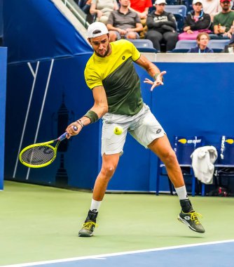 NEW YORK - SEPTEMBER 2, 2019: İtalyan profesyonel tenisçi Matteo Berrettini, 2019 ABD Açık 16 raundluk maçında Billie Jean King Tenis Merkezi 'nde Andrey Rublev' e karşı oynadı. 