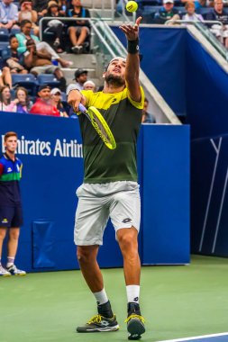 NEW YORK - SEPTEMBER 2, 2019: İtalyan profesyonel tenisçi Matteo Berrettini, 2019 ABD Açık 16 raundluk maçında Billie Jean King Tenis Merkezi 'nde Andrey Rublev' e karşı oynadı. 