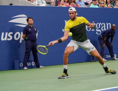 NEW YORK - SEPTEMBER 2, 2019: İtalyan profesyonel tenisçi Matteo Berrettini, 2019 ABD Açık 16 raundluk maçında Billie Jean King Tenis Merkezi 'nde Andrey Rublev' e karşı oynadı. 