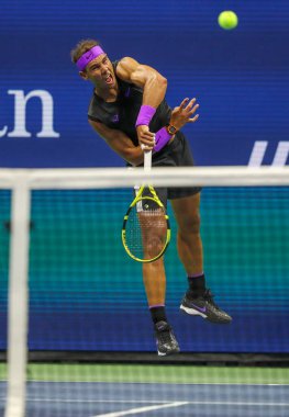 NEW YORK - 27 AĞUSTOS 2019 ABD Açık ilk tur karşılaşması sırasında New York 'taki Billie Jean King Ulusal Tenis Merkezi' nde İspanya şampiyonu Rafael Nadal