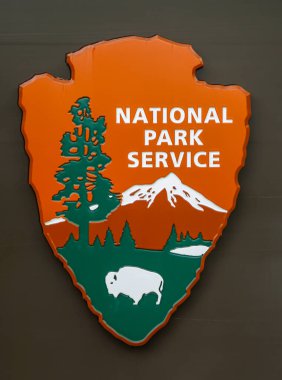 BARBOR, MAINE - 4 Temmuz 2017: Maine 'deki Acadia Ulusal Parkı tabelasında Ulusal Park Hizmetleri