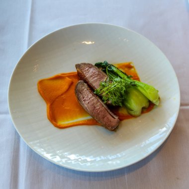 Gurme restoranında kızarmış ördek göğsü.