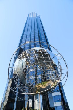 NEW YORK - 30 Temmuz 2017: Trump International Hotel 'in önündeki Dünya ve Columbus Circle, Manhattan, New York Kulesi