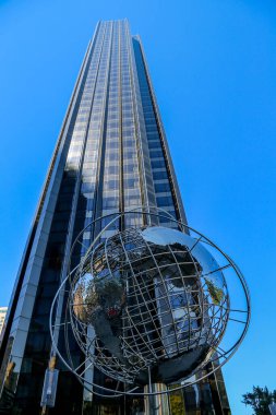 NEW YORK - 30 Temmuz 2017: Trump International Hotel 'in önündeki Dünya ve Columbus Circle, Manhattan, New York Kulesi