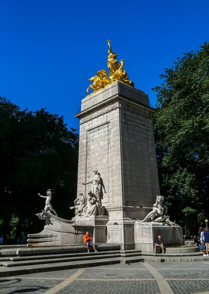 ニューヨーク 2017年7月30日 1913年に建造されたUssメイン記念碑がニューヨーク市中央公園の南西隅にある — ストック写真