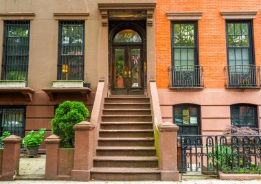 BrooKLYN, New York - 23 Temmuz 2020: Brooklyn, New York Fort Greene Mahallesindeki Tarihi Brownstone Bölgesi