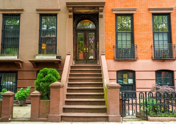 BrooKLYN, New York - 23 Temmuz 2020: Brooklyn, New York Fort Greene Mahallesindeki Tarihi Brownstone Bölgesi