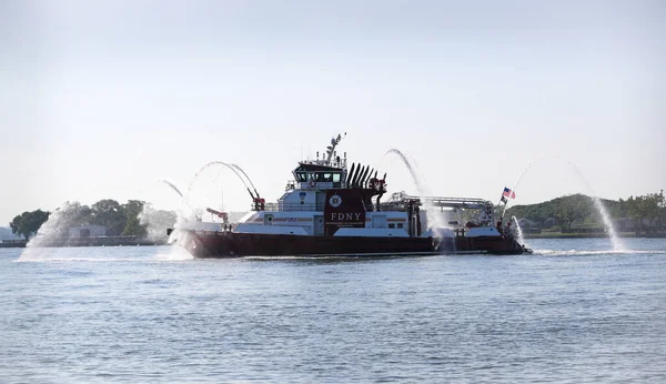 New York Června 2019 Fdny Fire Boat Stříká Vodu Vzduchu — Stock fotografie