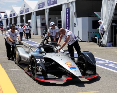 NEW YORK - 13 Temmuz 2019: Nissan E.Dams Team Formula E Car 'dan İsviçreli profesyonel yarış sürücüsü Sebastien Buemi (23) Brooklyn' de 2019 New York City E-Prix sırasında pit hattında
