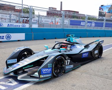 NEW YORK - 13 Temmuz 2019: HWA Racelab Team Formula E Car 'dan İngiliz profesyonel yarışçı Gary Paffett (17) Brooklyn' deki 2019 New York City E-Prix 'sinde pit hattında