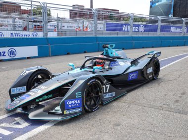 NEW YORK - 13 Temmuz 2019: HWA Racelab Team Formula E Car 'dan İngiliz profesyonel yarışçı Gary Paffett (17) Brooklyn' deki 2019 New York City E-Prix 'sinde pit hattında