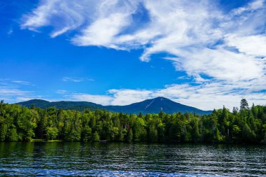 New York 'un Adirondack Dağları' ndaki Güzel Lake Placid Gölü