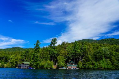 New York 'taki Adirondack Dağları' ndaki Placid Gölü 'ndeki lüks kayıkhane 20 Ağustos 2020