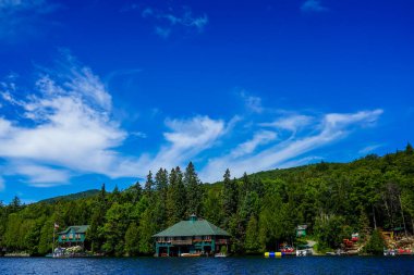 New York 'taki Adirondack Dağları' ndaki Placid Gölü 'ndeki lüks kayıkhane 20 Ağustos 2020