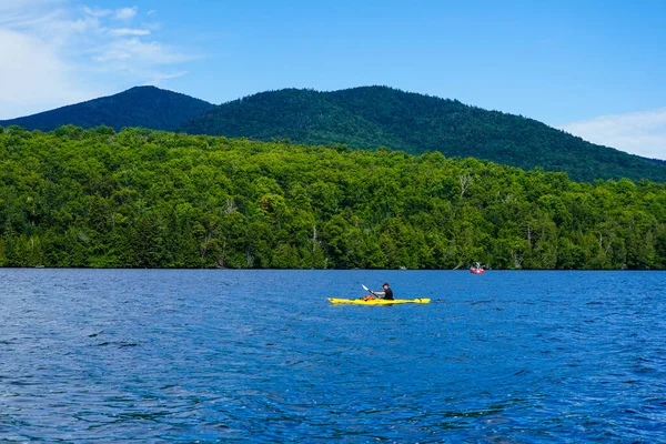 莱克普莱西德 纽约州 2020年8月20日 Kayaker在纽约州Adirondack山区的Placid湖畔享受夏日 — 图库照片