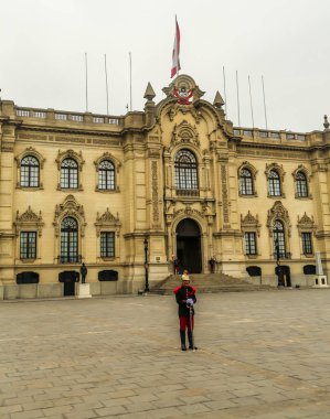 LIMA, Peru - 29 Eylül 2016: Lima 'daki Peru Hükümet Sarayı önünde tören muhafızları