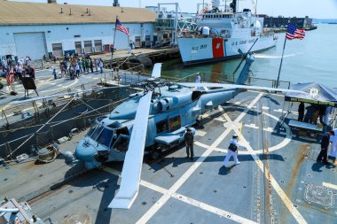 NEW YORK - 26 Mayıs 2016: Sikorsky MH-60R Seahawk helikopteri ABD güdümlü füze destroyeri USS Bainbridge 'in güvertesinde 