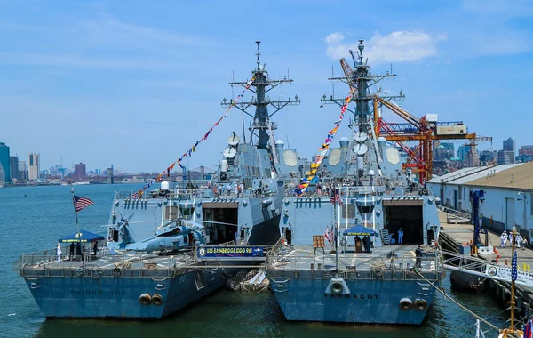 2016年5月26日 美国海军导弹艇班布里奇号 Uss Bainbridge 和法拉古特号 Uss Farragut 在2016年纽约舰队周期间停泊在布鲁克林游轮码头 — 图库照片