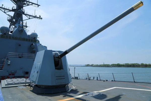 ニューヨーク 2016年5月26日 米海軍の誘導ミサイル駆逐艦 ベインブリッジ のデッキに5インチ砲を搭載した砲塔がニューヨークで開催されました — ストック写真