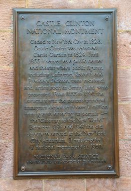 NEW YORK - 10 Mayıs 2018: Aşağı Manhattan 'daki Battery Park' taki Castle Clinton Ulusal Anıtı. 