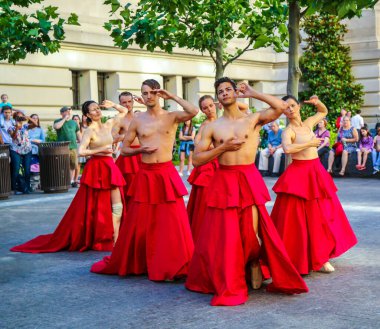 NEW YORK - 14 Haziran 2016: Dans şirketi Manhattan 'daki yıllık Müze Mil Festivali' nde sahne aldı
