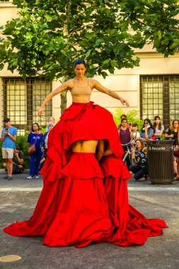 NEW YORK - 14 Haziran 2016: Dans şirketi Manhattan 'daki yıllık Müze Mil Festivali' nde sahne aldı