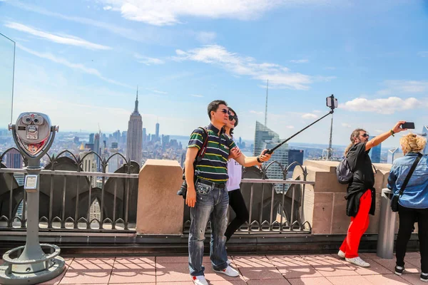 New York September 2019 Tourists Take Selfie Top Rock Observation — Stock Photo, Image