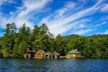 New York 'taki Adirondack Dağları' ndaki Placid Gölü 'ndeki lüks kayıkhane 20 Ağustos 2020