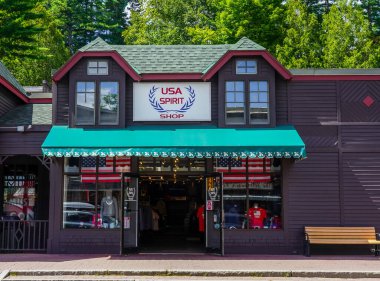 GÖLLÜ PLACID, New York - 20 Ağustos 2020: ABD Ruh Mağazası Lake Placid, New York 'taki Main Street' te