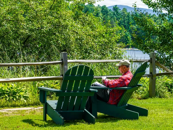 Lake Placid New York August 2020 Älterer Mann Sitzt Auf — Stockfoto