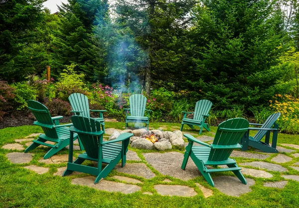 Adirondack Stoelen Rond Vuurplaats — Stockfoto