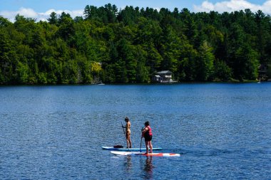 GÖLÜ PLACID, New York Eyaleti - 20 Ağustos 2020: Su kaykaycısı New York 'taki Lake Placid Gölü' nde yaz gününün tadını çıkarıyor