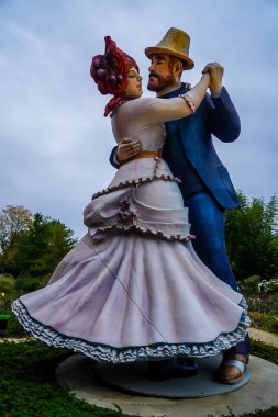 HAMILTON, NEW JERSEY - 11 Ekim 2020: Kalıcı olarak sergilenen eşsiz heykel. Heykelin Zemini, 1992 yılında çağdaş heykelleri tanıtmak için kurulmuş bir açık hava parkıdır.