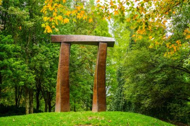 HAMILTON, NEW JERSEY - 11 Ekim 2020: Kalıcı olarak sergilenen eşsiz heykel. Heykelin Zemini, 1992 yılında çağdaş heykelleri tanıtmak için kurulmuş bir açık hava parkıdır.